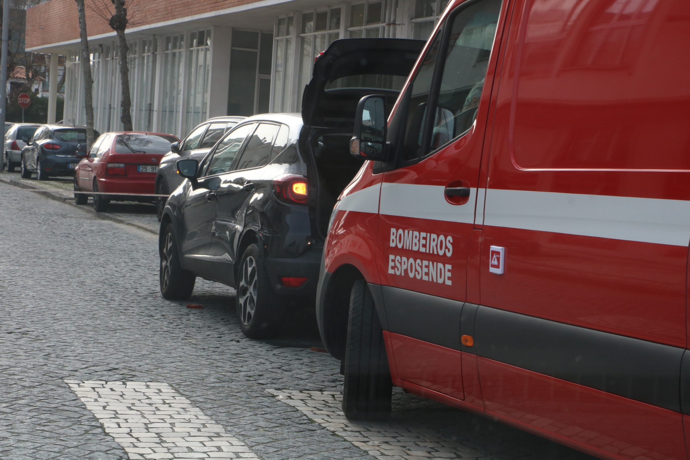 Colisão entre carro e camião faz um ferido no centro da cidade de Esposende