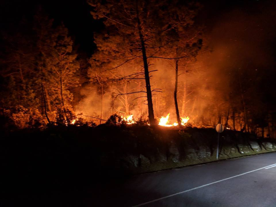?  Incêndio florestal à porta do Mezio no Parque Nacional da Peneda Gerês.
