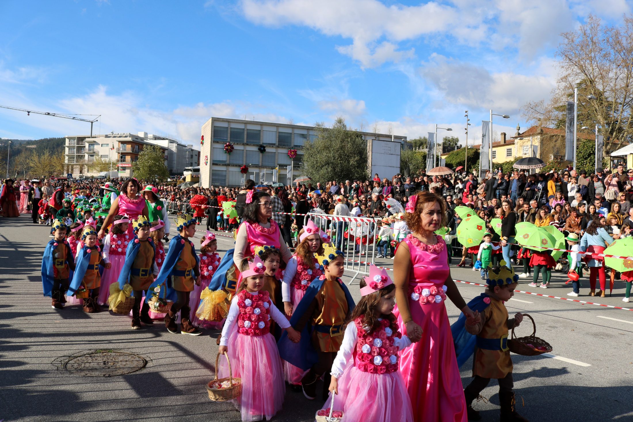 Desfile temático e batalha de camélias levam milhares ao centro de Celorico