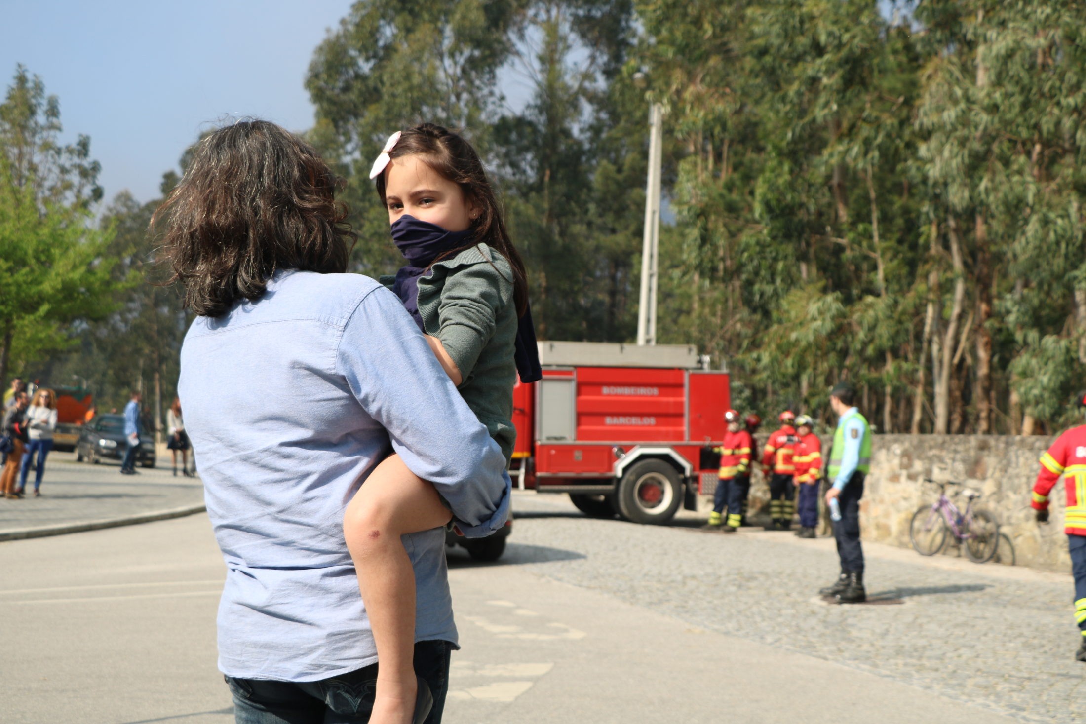 População apreensiva com incêndio que atinge já a Estrada Real das Marinhas