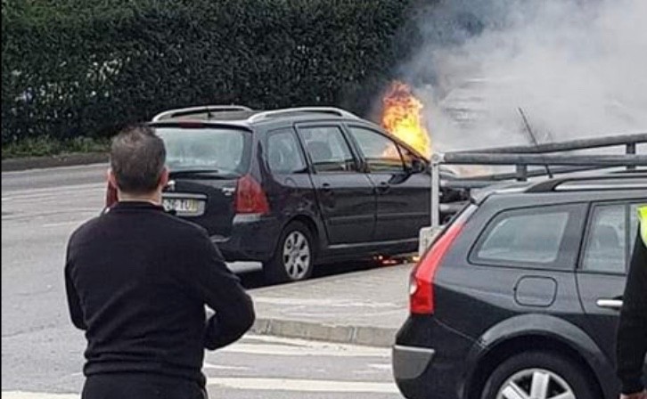 ? Carro arde junto a bomba no centro de Braga