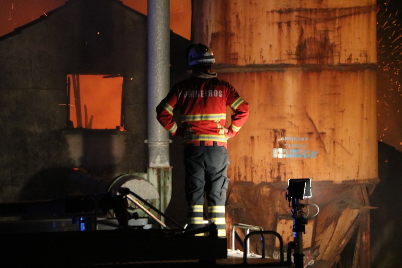 Fogo em empresa de vidros no concelho de Valença sem vítimas