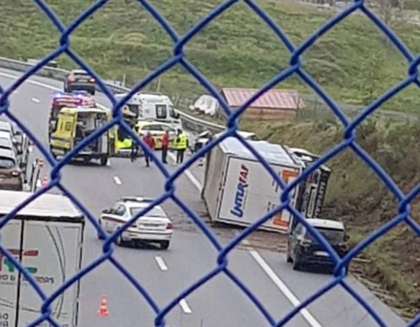 Um ferido grave em acidente a envolver camião e carro na A7