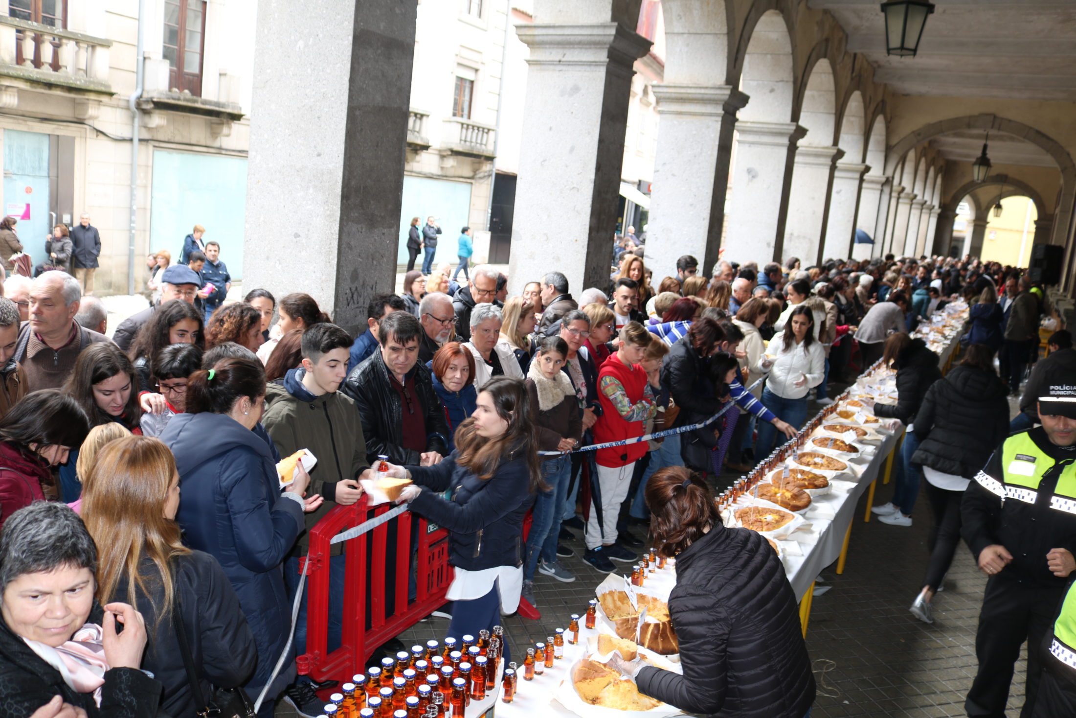 Centenas de bracarenses degustaram pão de ló gigante e favaios