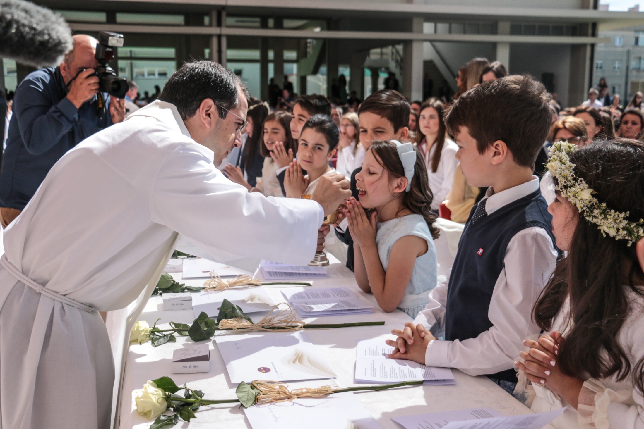 Centenas de crianças fizeram a Primeira Comunhão no Colégio D. Diogo de Sousa