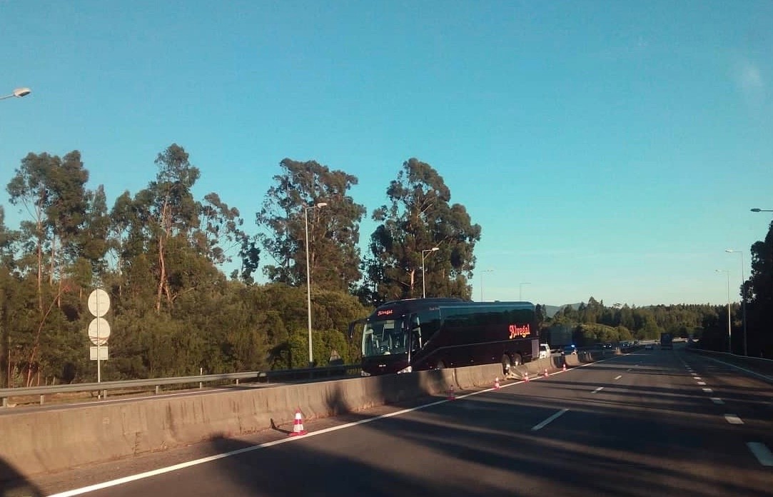 Autocarro destrava-se e só pára em cima de separador central da A28