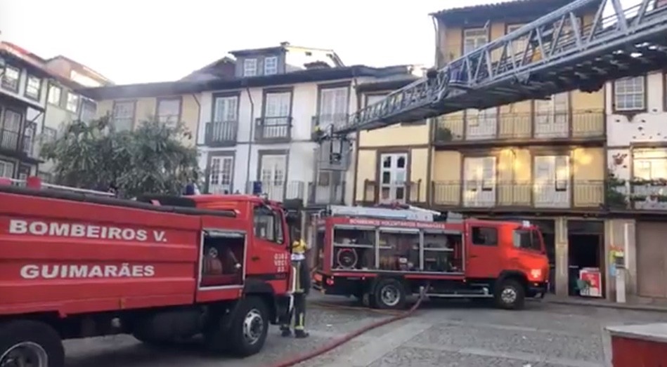 ? Incêndio atinge habitação do centro histórico de Guimarães