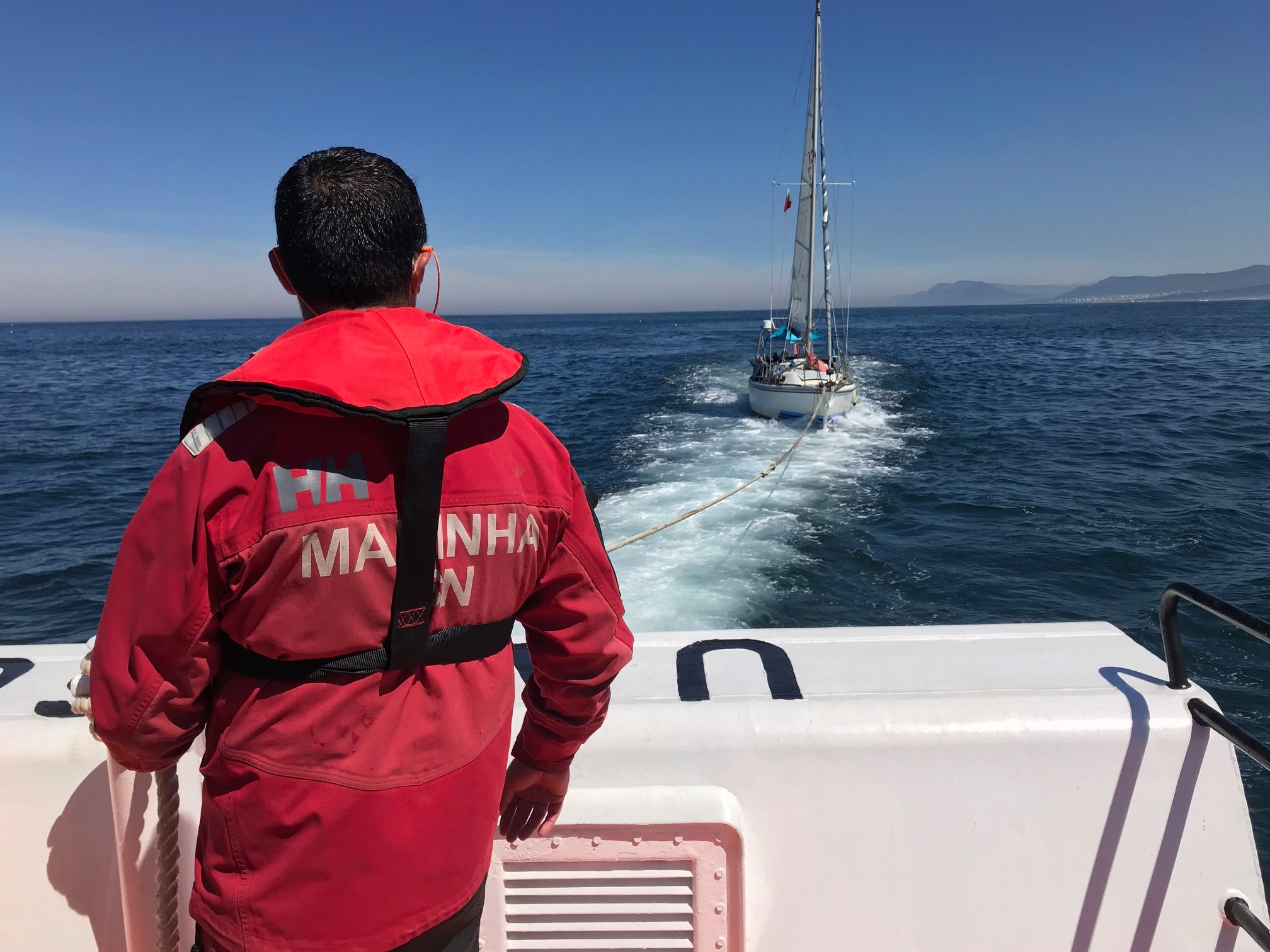 Veleiro britânico fica preso nas redes de pesca ao largo de Viana do Castelo