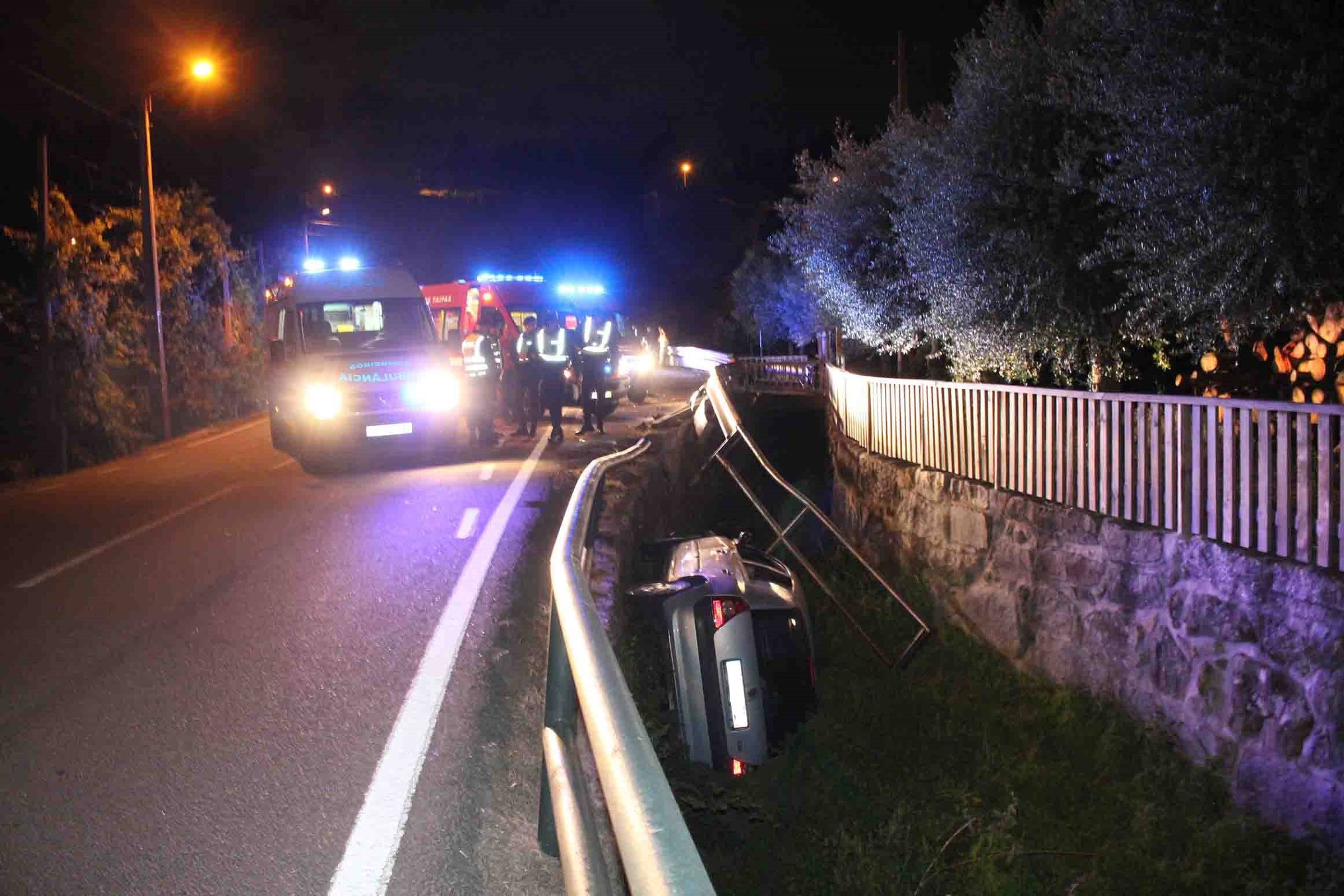 Carro cai em ribeiro após acidente com seis feridos em Briteiros