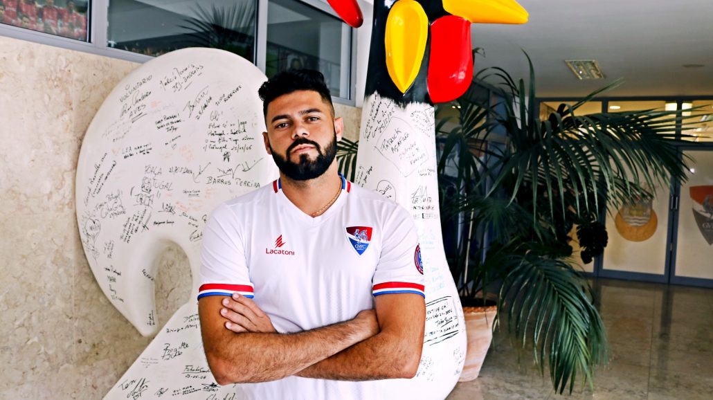 Lourency lembra que tem mais um ano de contrato