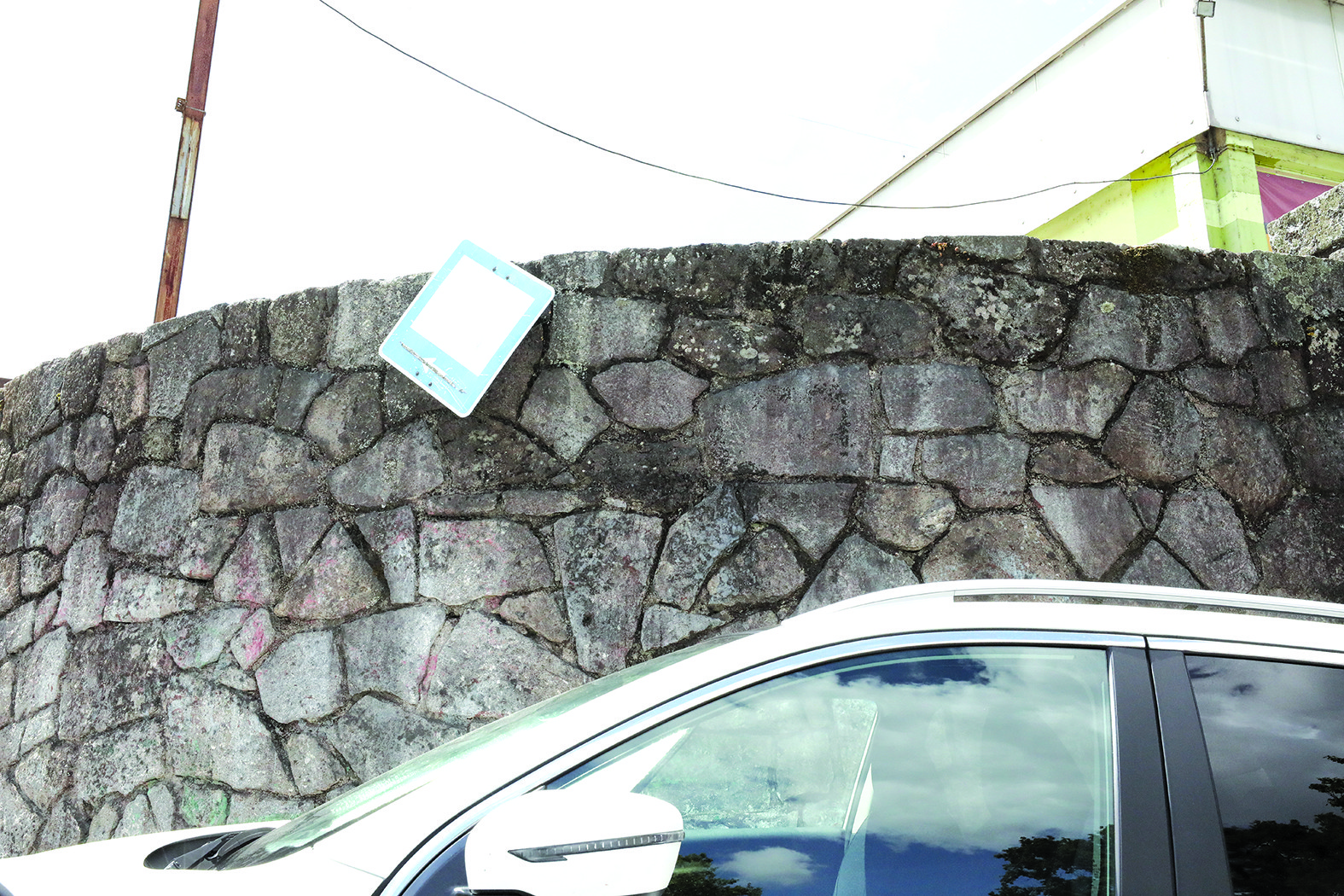 Sinal aconselha turistas a acampar nas nuvens