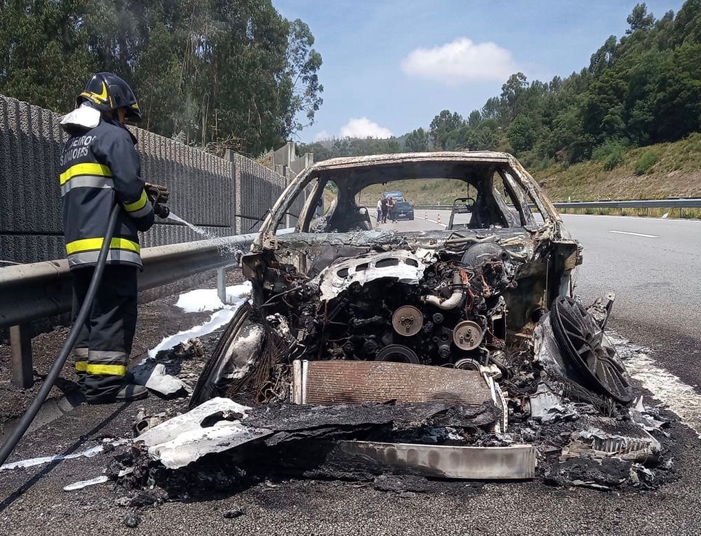 Incêndio destrói por completo Porsche na A11