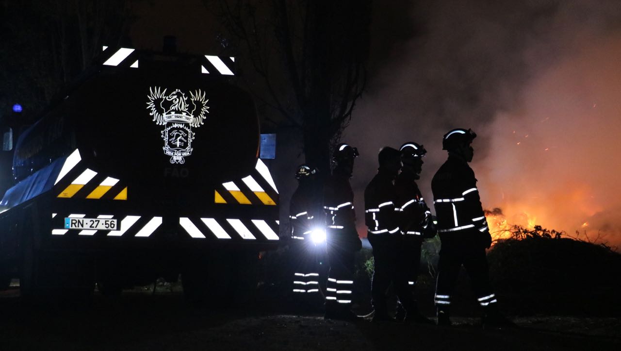 Incêndio em armazém de madeiras combatido por quatro corporações de bombeiros