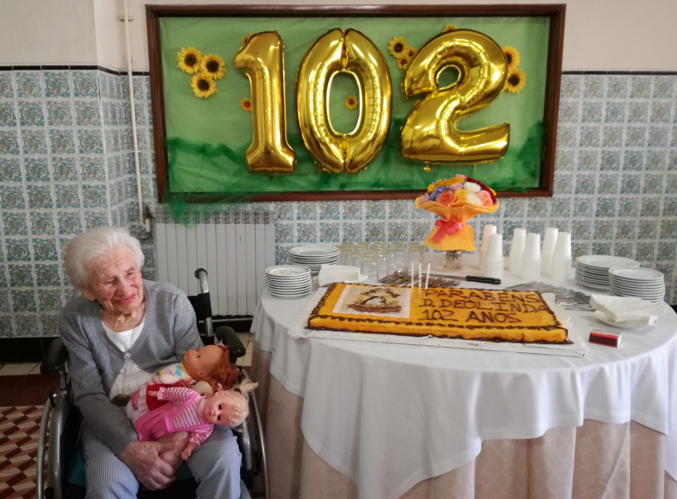 A poveira Deolinda trouxe as bonecas para celebrar 102 anos de vida em Barcelos