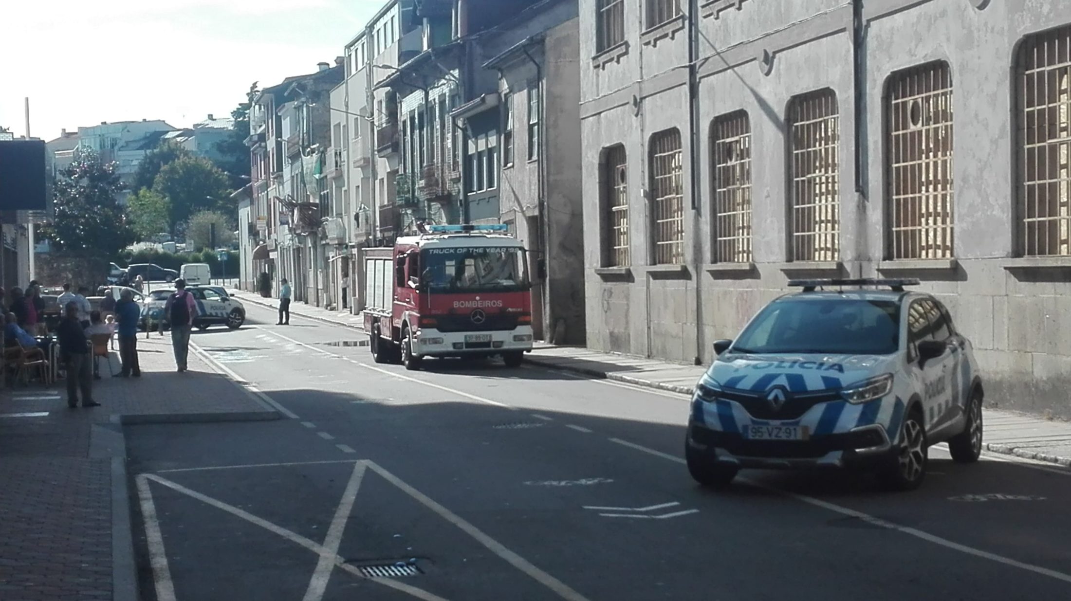 Bombeiros combatem incêndio em prédio junto à "Confiança"
