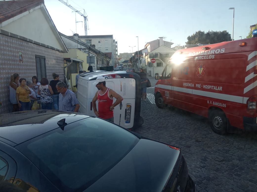 Três feridos em acidente na rua Barbosa du Bocage em Barcelos