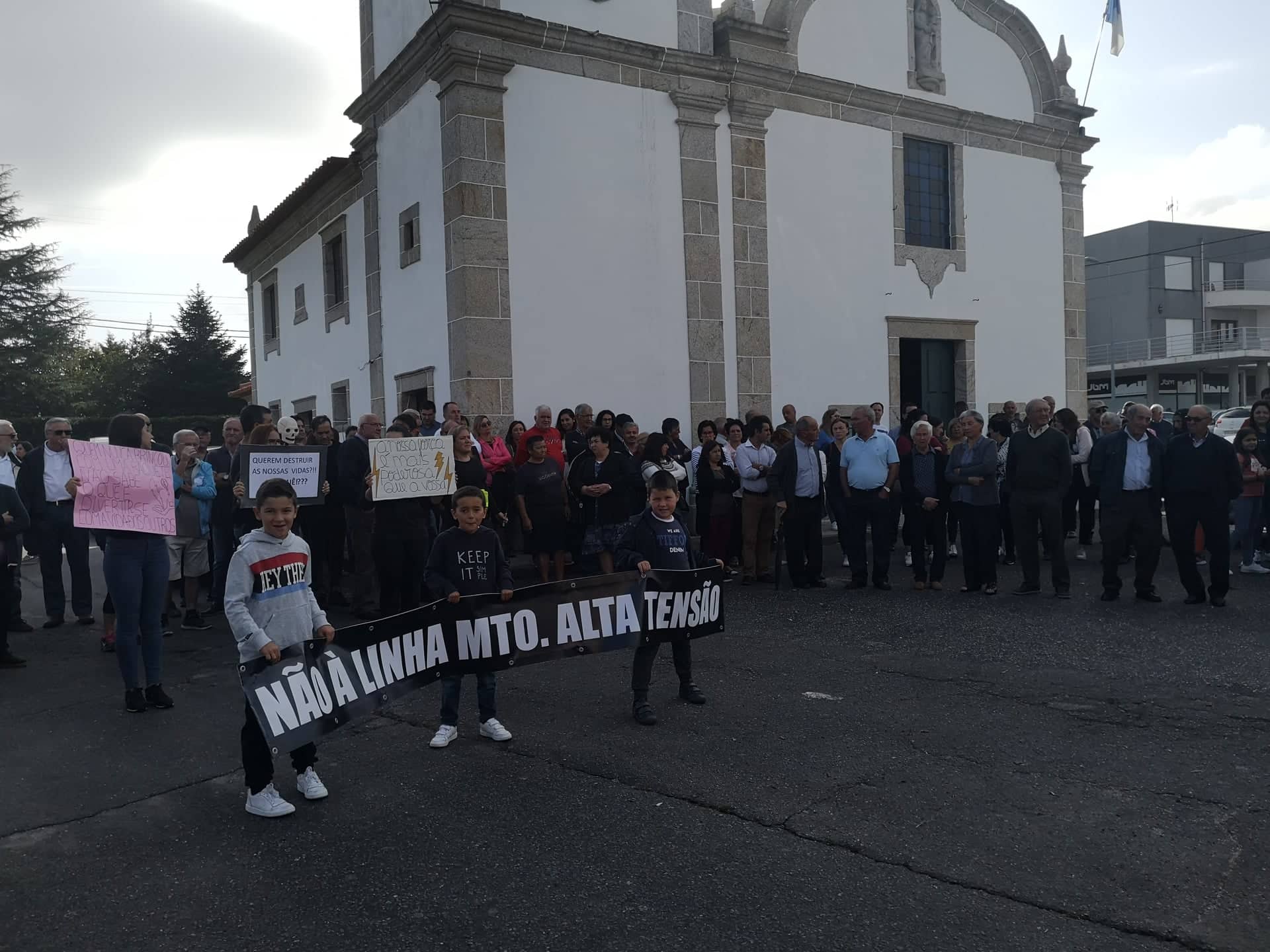 ? Manifestação invadiu EN103-1 e ruas de Perelhal para dizer "Não" à linha de Muito Alta Tensão