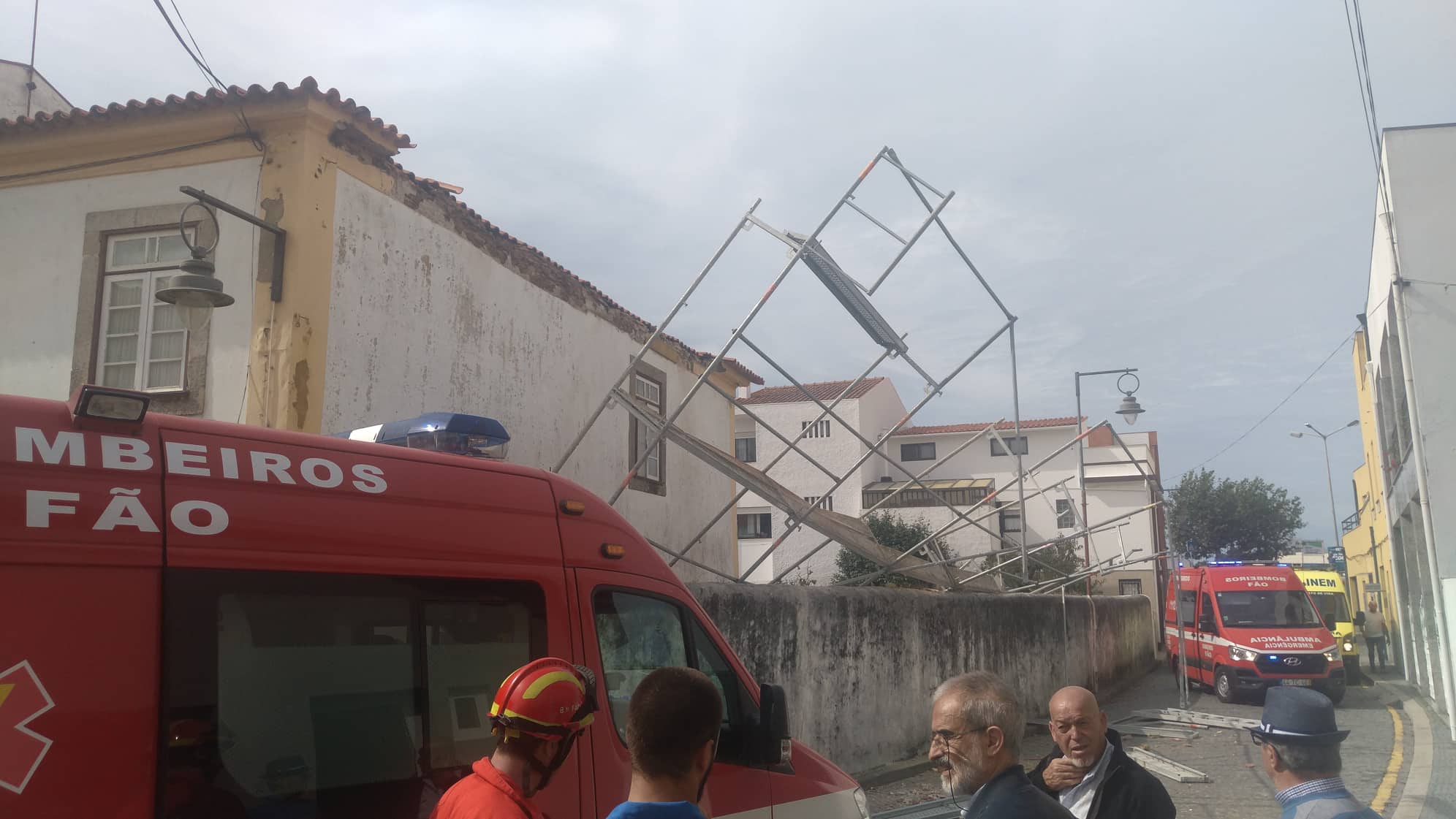 Dois feridos graves entre as vítimas de queda de andaime em Fão