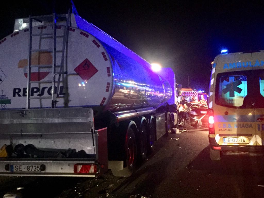 Contramão na A3 faz um morto após colisão de carro com camião cisterna
