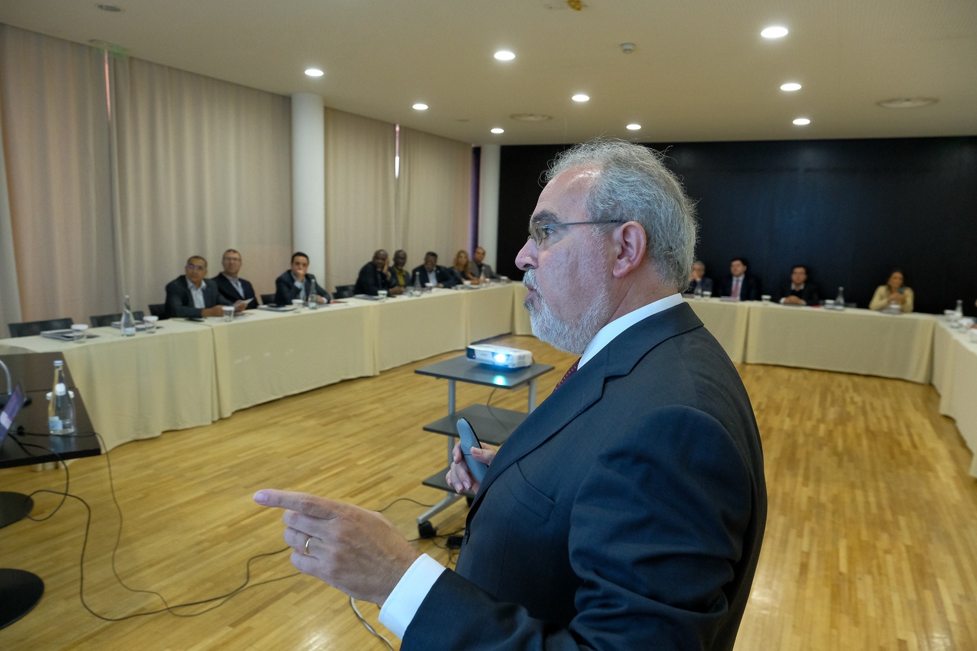 Viana "pisca o olho" a investidores do Irão, Gana, Argélia e Marrocos