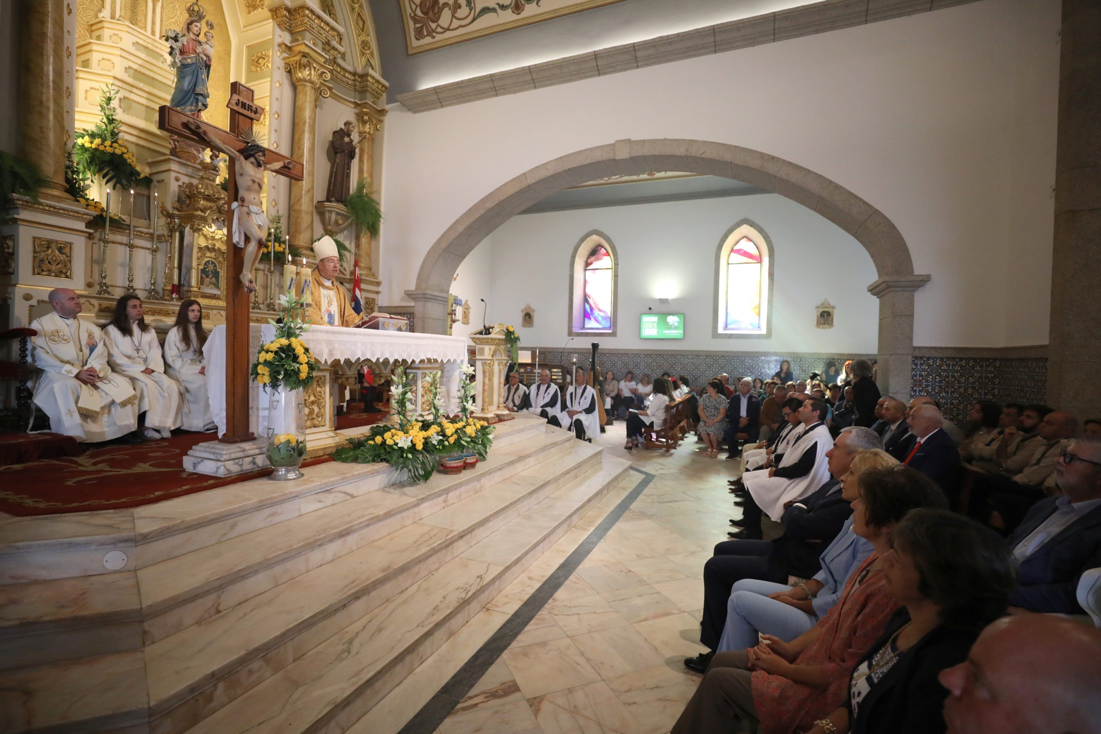 Capela do Santuário da Nossa Senhora da Saúde com novos vitrais