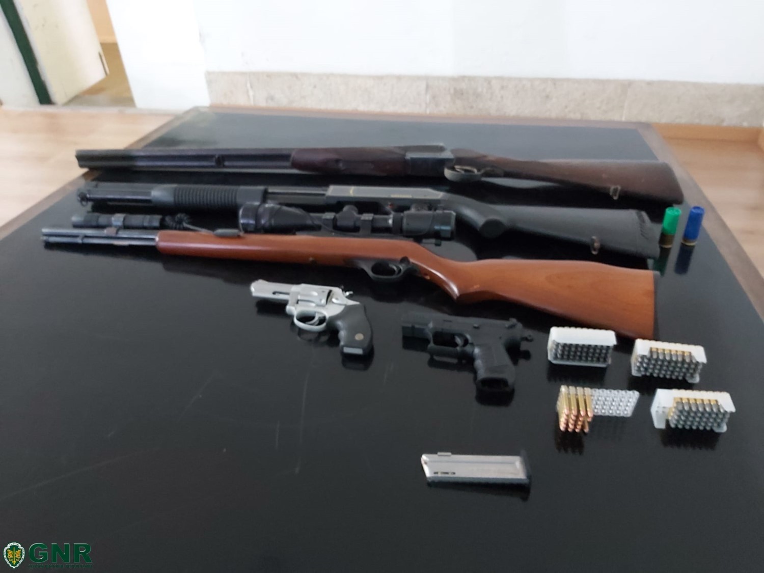 GNR da Póvoa de Lanhoso apreende cinco armas de fogo