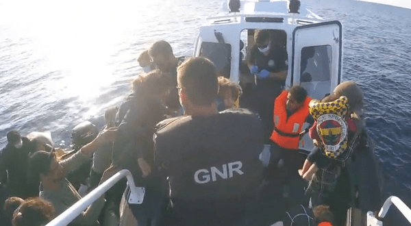 GNR resgatou 60 migrantes no mar Egeu, incluindo 12 crianças