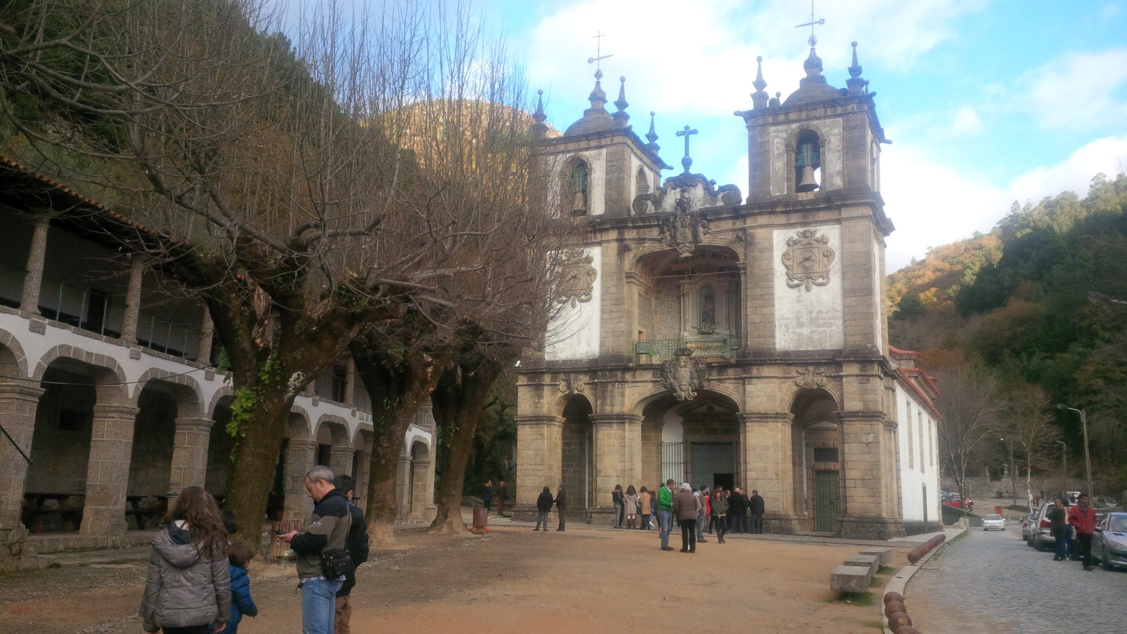 Mãe salva filho de queda num ribeiro na Abadia