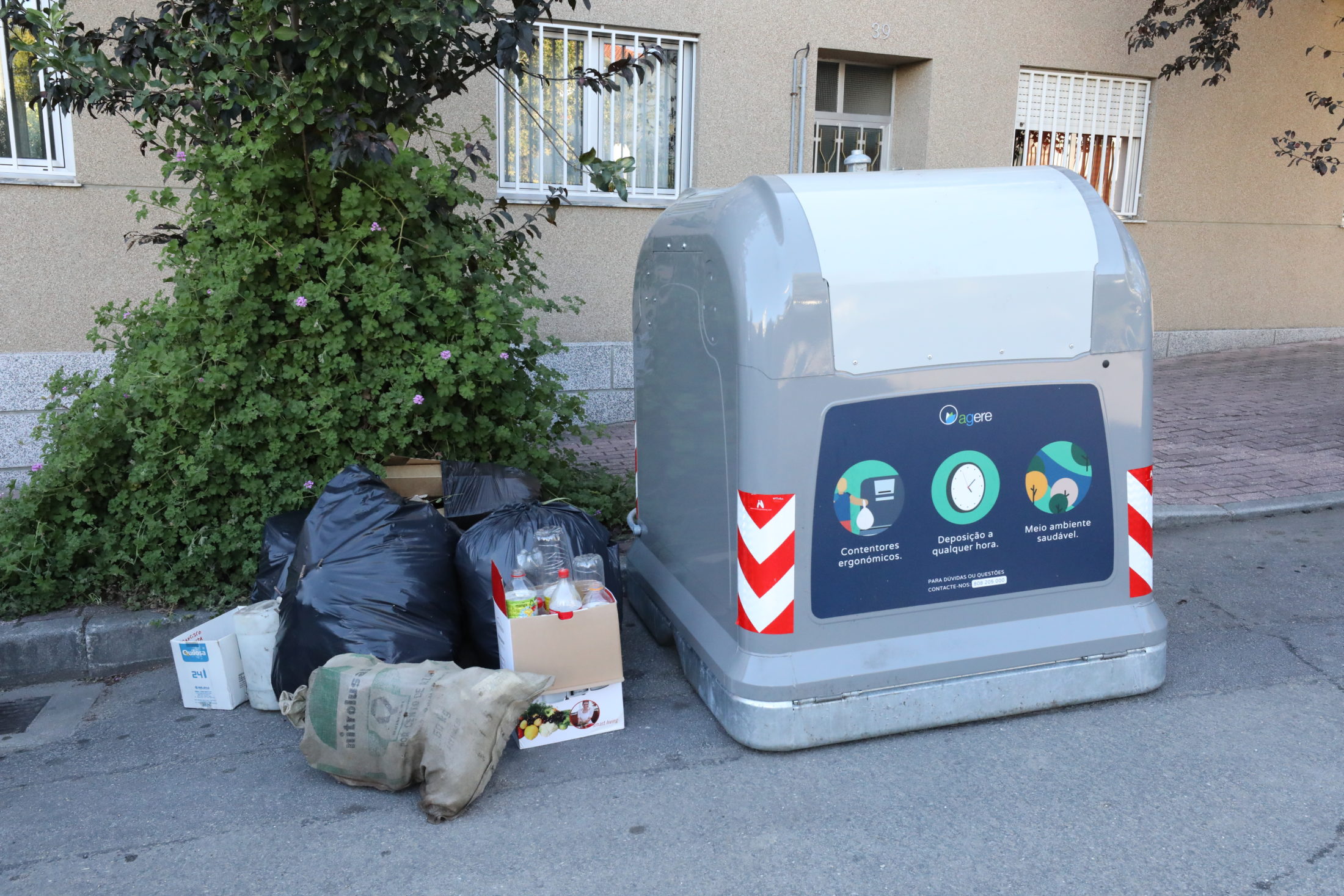 Lixo é para pôr nos contentores