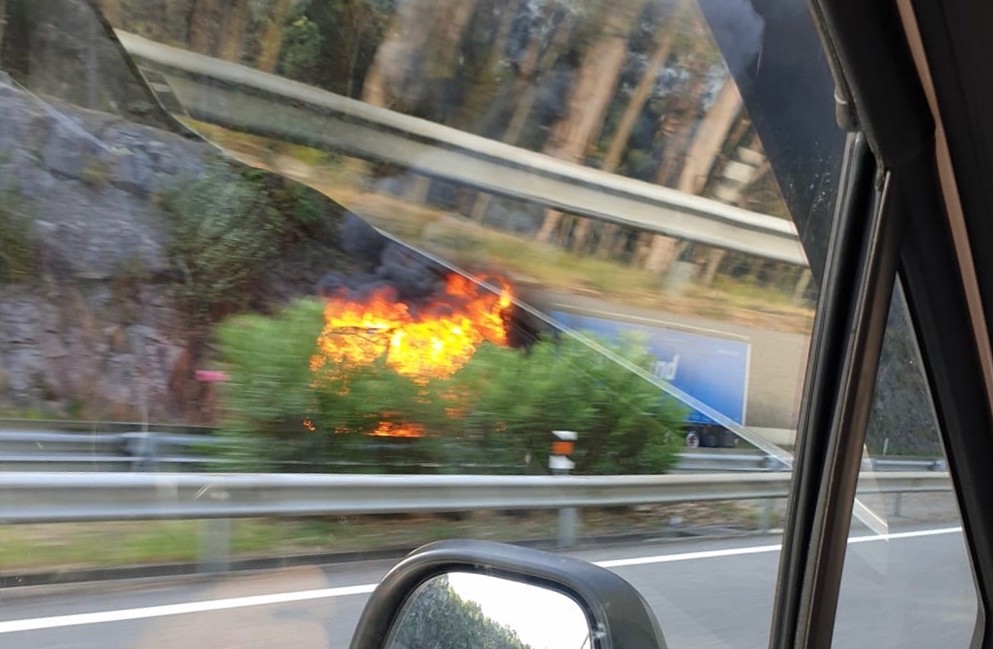Bombeiro ferido no combate a incêndio que começou num camião na A3