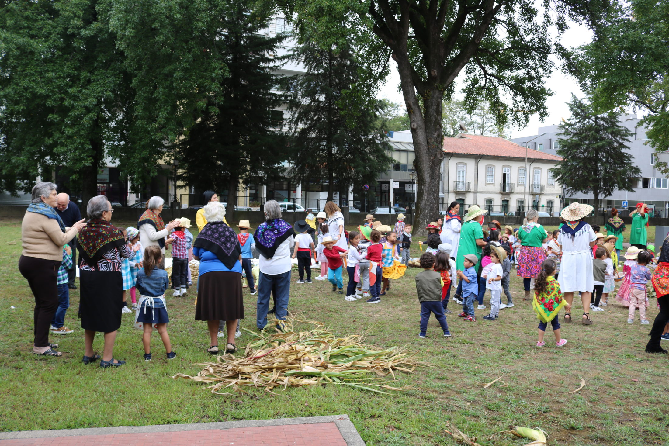 Desfolhada tradicional junta idosos e crianças no Centro Infantil de Barcelos