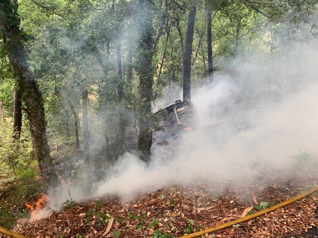 Carro incendeia-se após queda em ravina no Arcos de Valdevez e faz dois feridos graves
