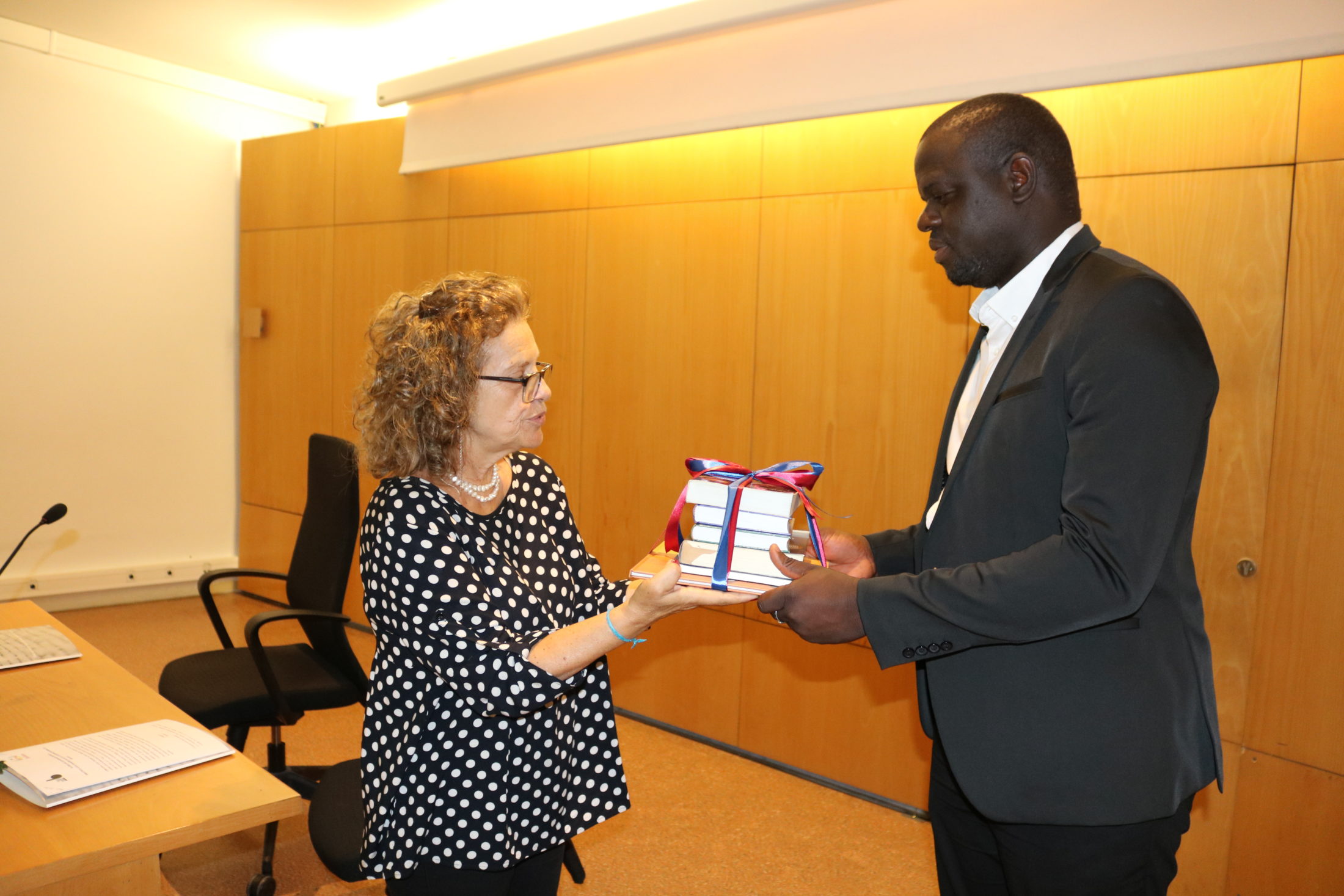 Biblioteca Lúcio Craveiro ajuda congénere da Guiné-Bissau com formação e livros