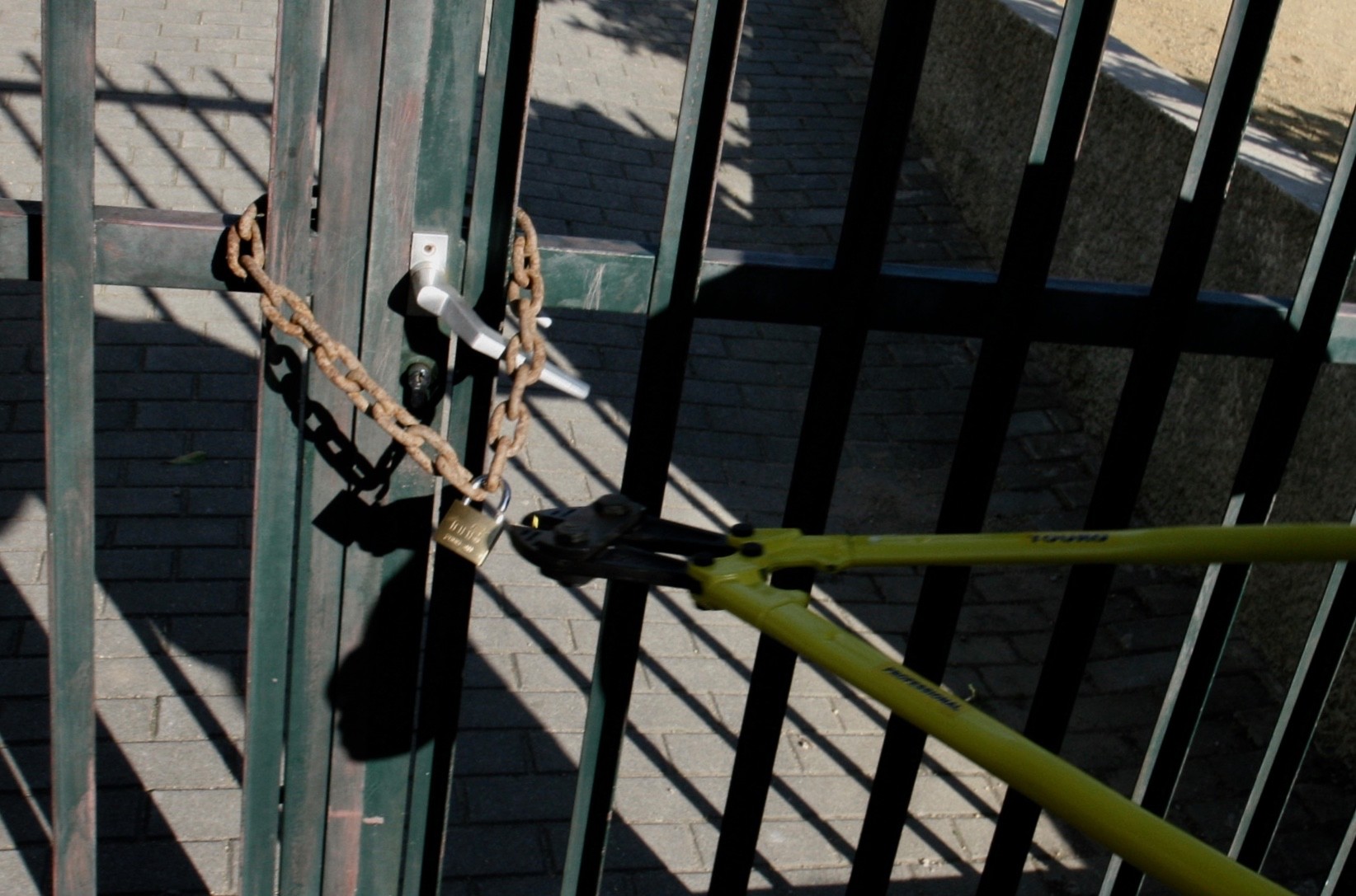 Pais dos alunos fecham a cadeado EB1 de Santa Tecla por falta de condições do recinto da escola