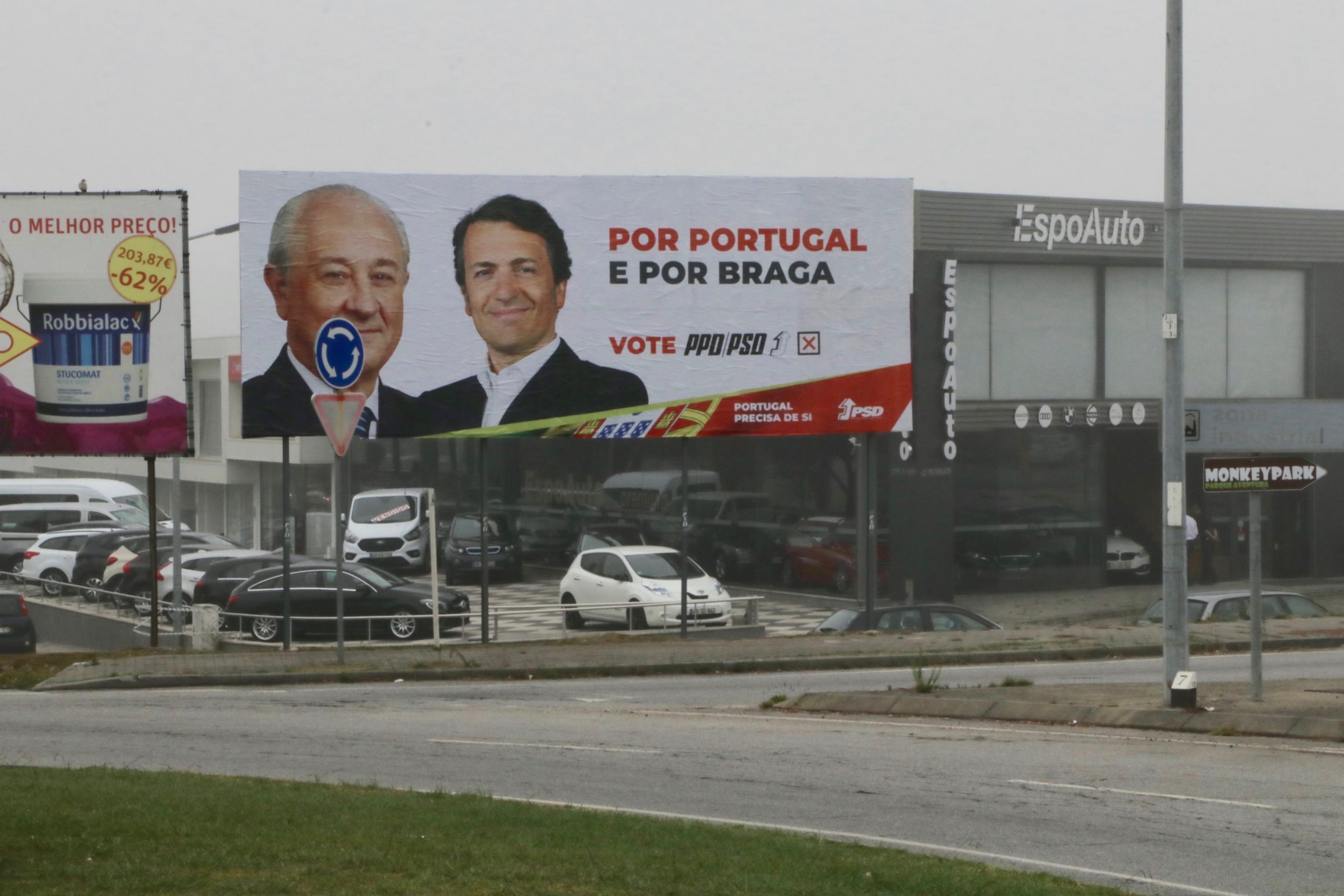 Empresa assume erro após colocar cartaz de campanha do PSD de Viana em Esposende