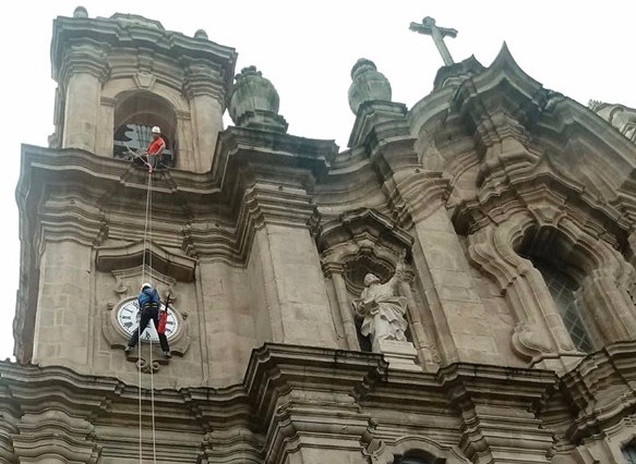 Trabalhos em altura nos Congregados para "mostrar"  horas certas