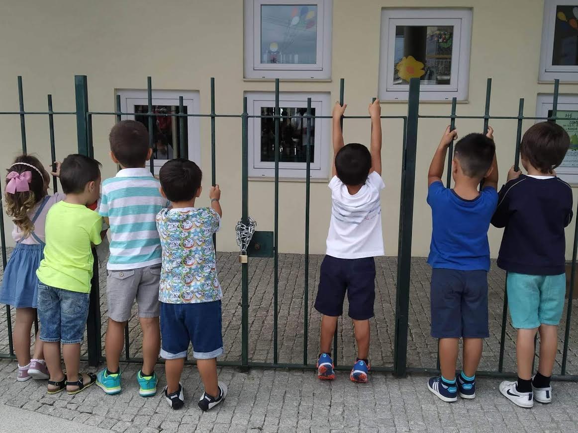 Pais de crianças de jardim de infância suspendem protesto