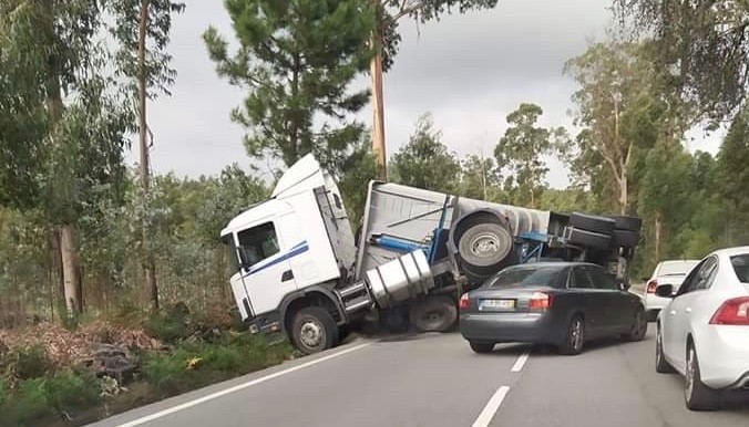 Despiste de camião entre os Feitos e Palme provoca corte de trânsito na EN103