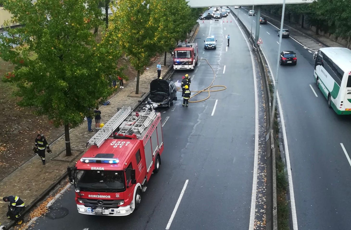 Caos na Circular de Braga após incêndio num carro