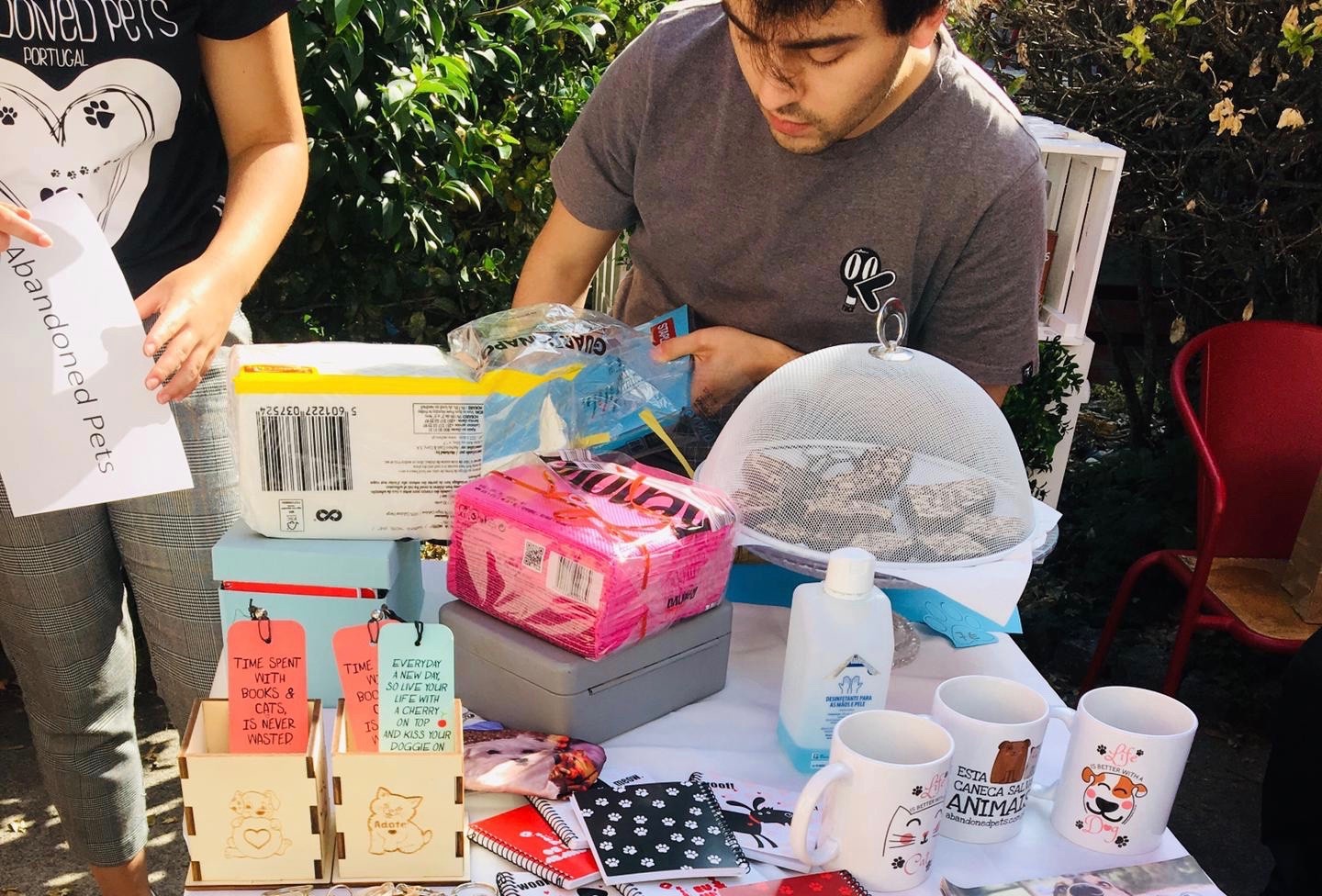 Receitas de mercado "Eco-Vegan" destinam-se a ajudar animais de rua