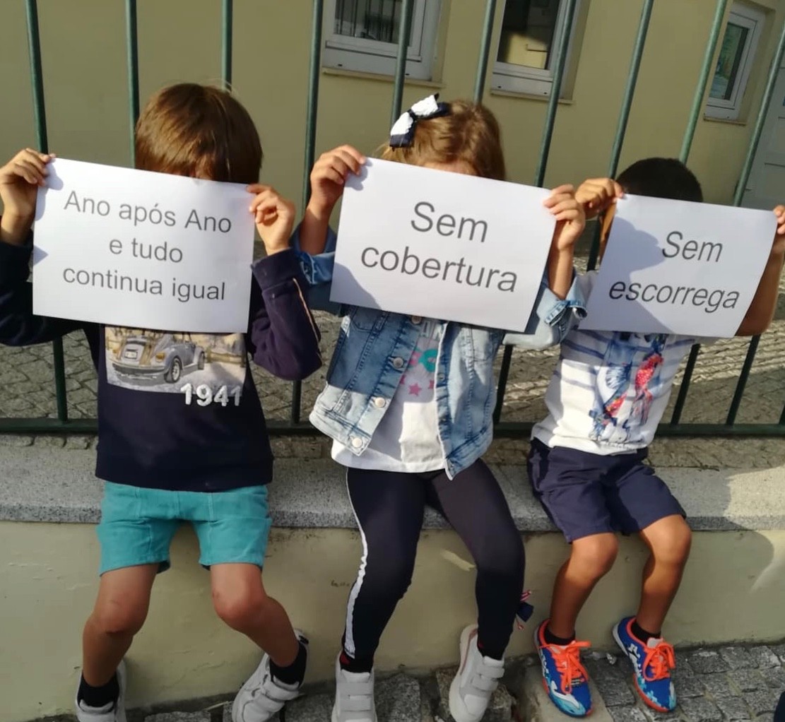 Jardim de Infância de Negreiros fechado a cadeado por «falta de recreio» em condições