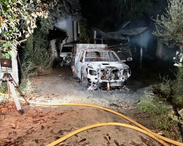 Duas viaturas de combate as incêndios rurais destruídas pelas chamas. PJ  investiga