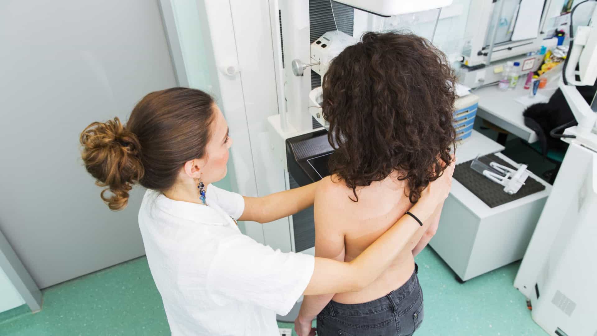 Liga dos Amigos do Hospital homenageia beneméritos que ajudaram a comprar mamógrafo