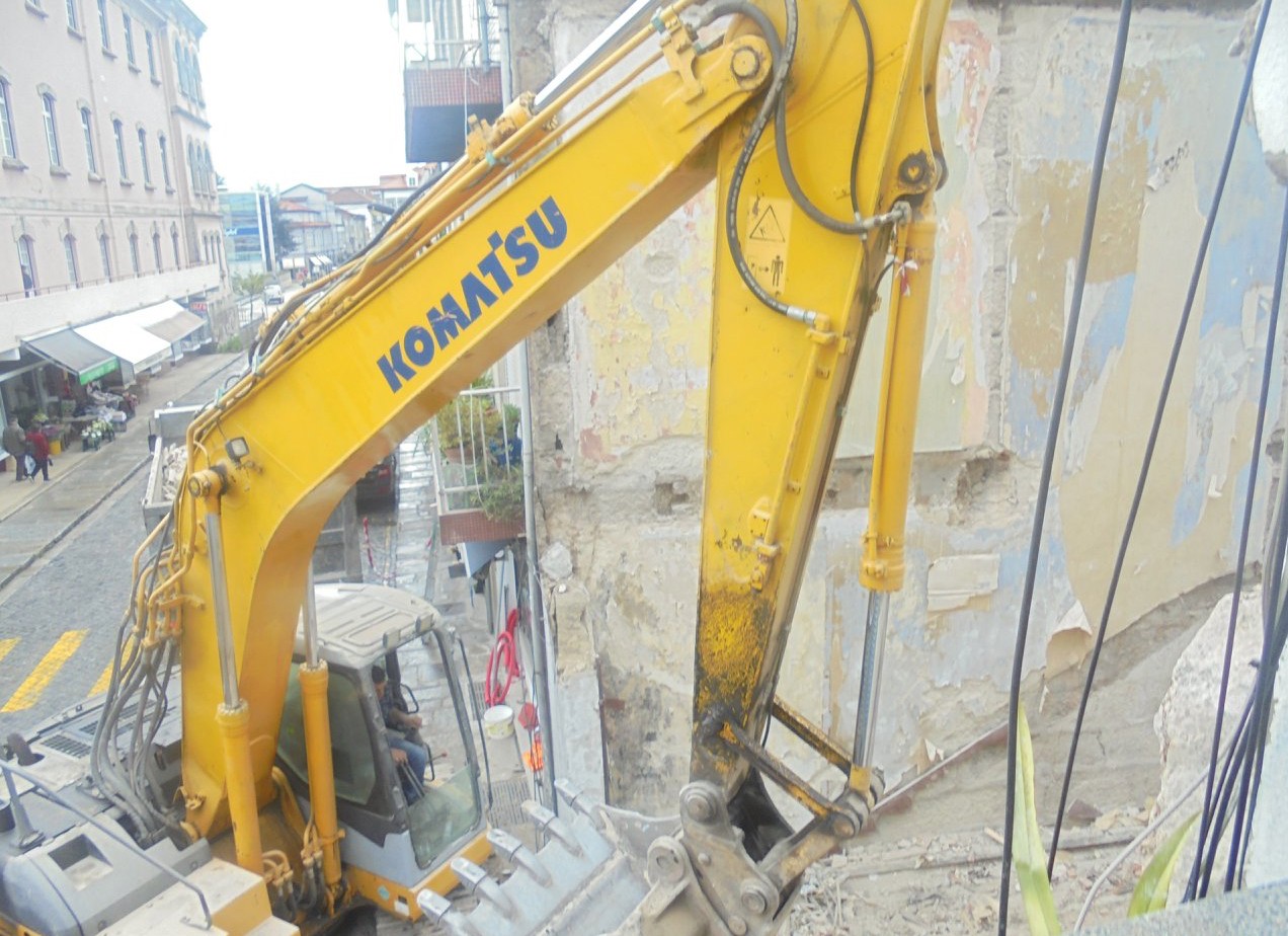 Obra deixa quarteirão do mercado e serviços municipais sem comunicações