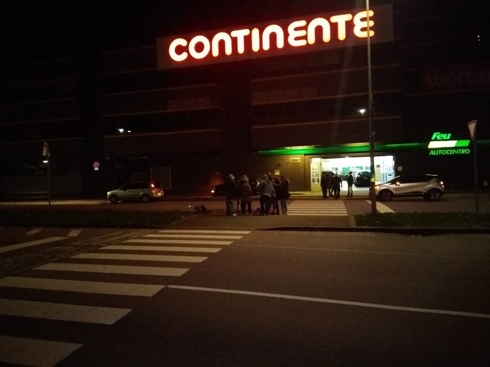 Condutor "Uber Eats" atropela peão na passadeira e foge