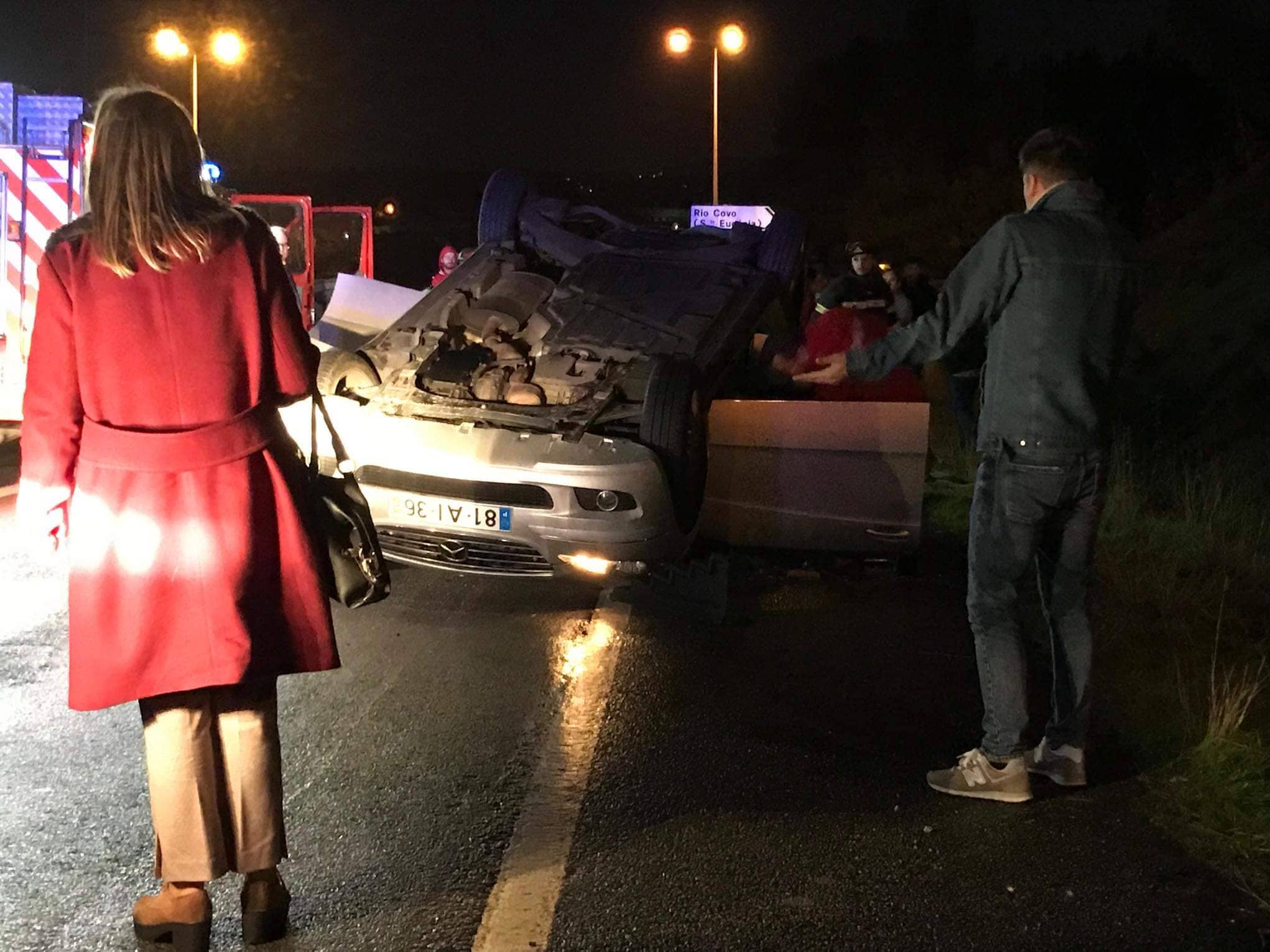 Um ferido grave entre as duas vítimas de capotamento em Rio Côvo na EN103