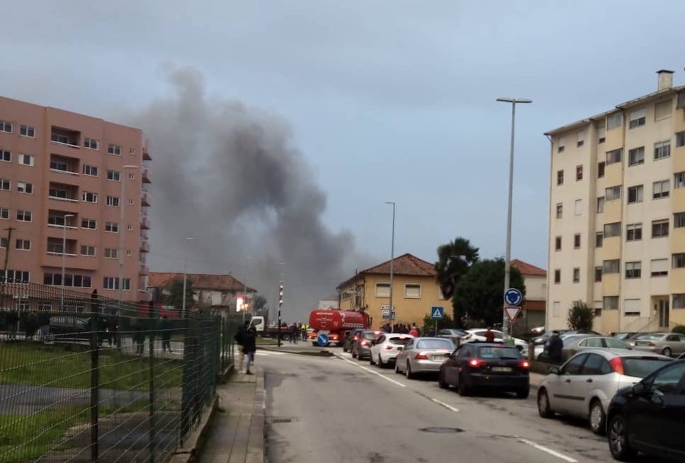 Incêndio atinge unidade fabril de carnes em Famalicão