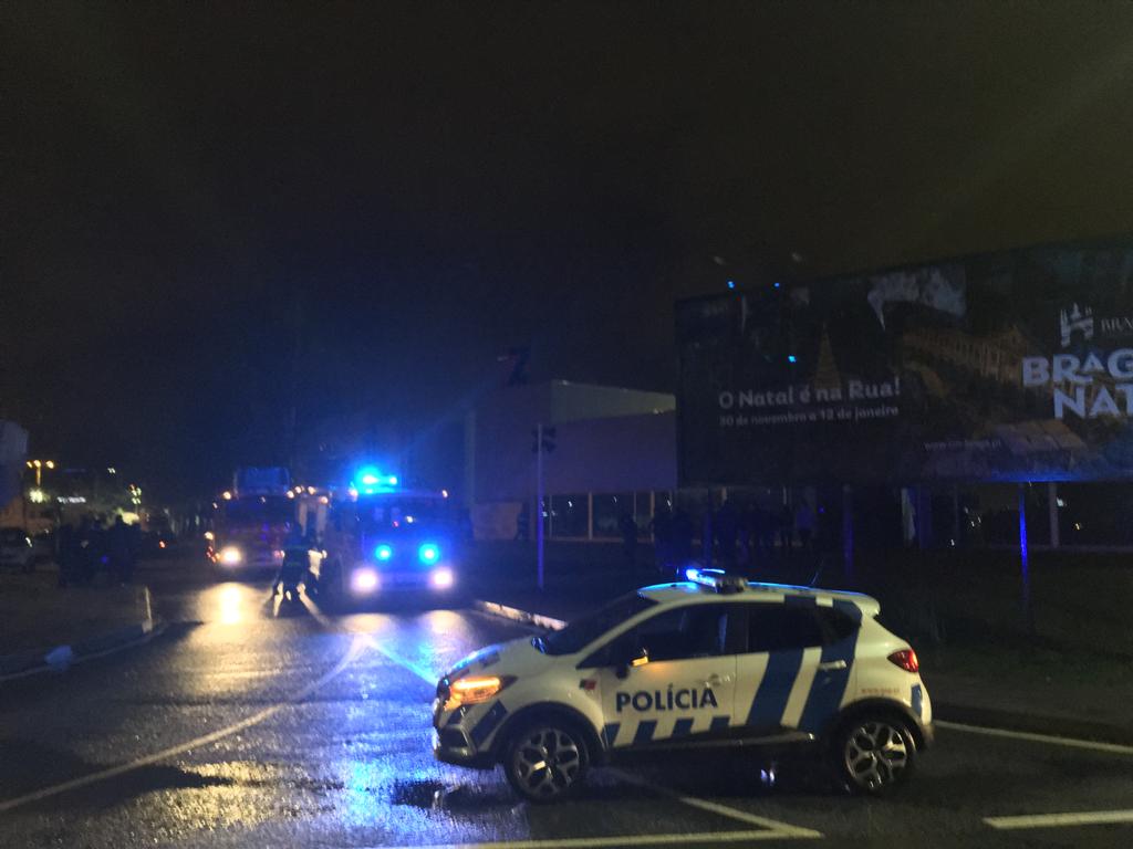 Incêndio urbano junto à Rotunda das Piscinas
