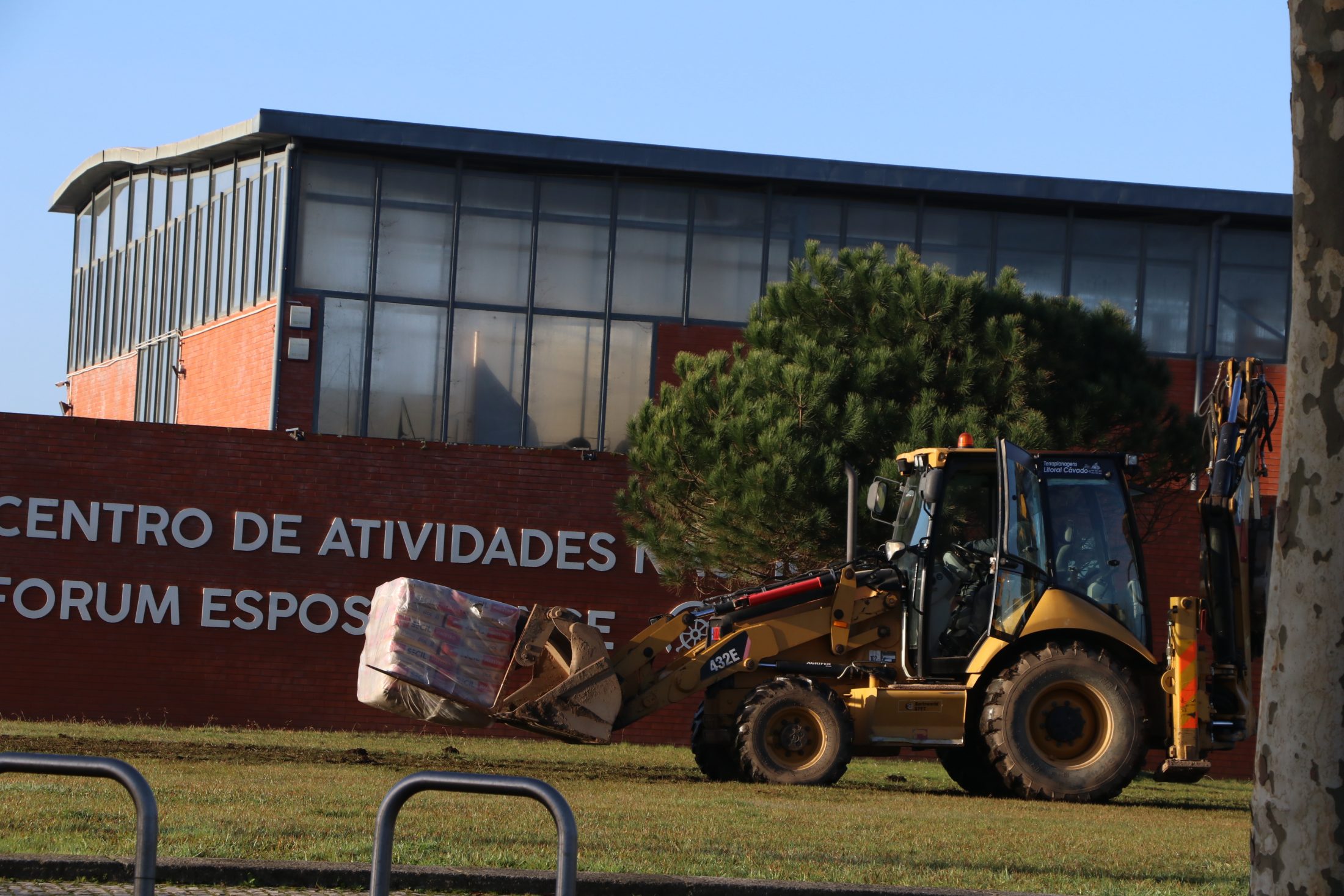 Erguido muro para receber obra do Vhils na Marginal