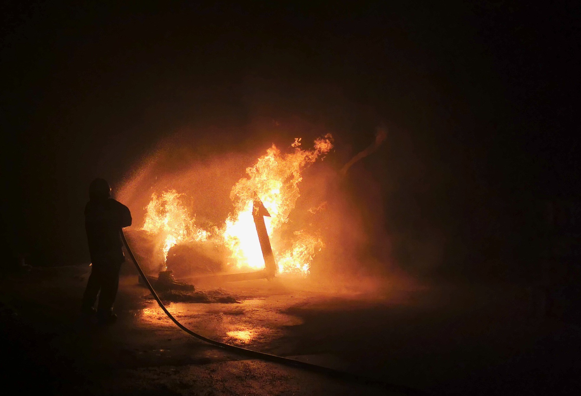 Incêndio desaloja duas mulheres e duas crianças em Esposende